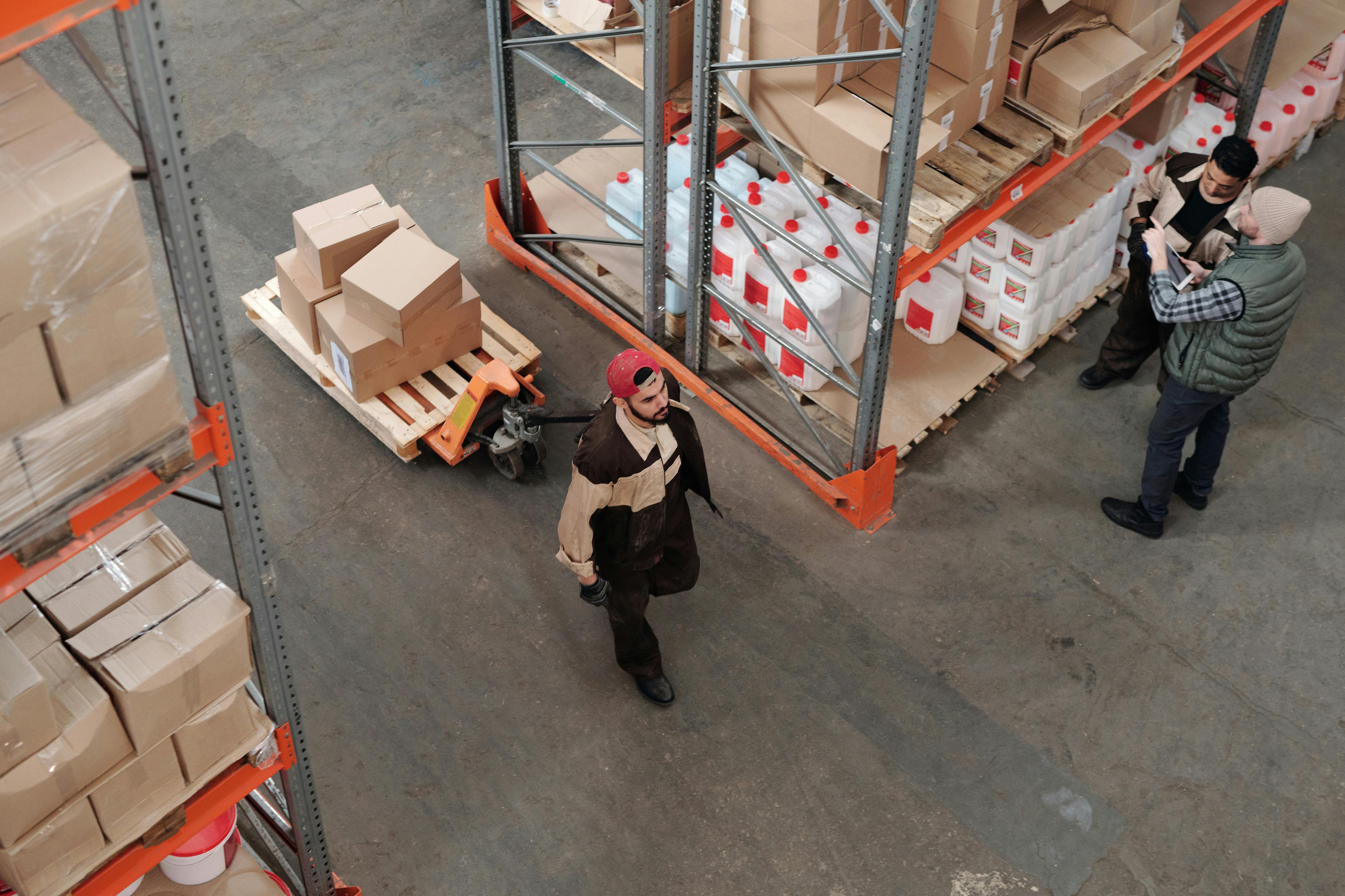 Équipe FBA Prep Solution préparant les produits des vendeurs Amazon